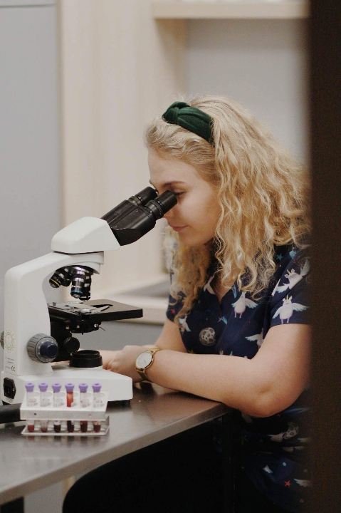 kobieta i&nbsp;mikroskop